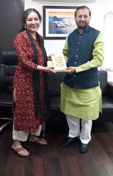 mangeshspa's tweet photo. भारत व हिंदुविरोधी #FakeNews व #FakeNarration करणाऱ्या आणि #Hinduphobic तुकडे गँगसोबत आपण भांडत राहू आणि तिकडे मंत्री @PrakashJavdekar हिंदू विरोधी गरळ ओकणाऱ्या @_sabanaqvi ला सन्मानित करतात.

यांचा सत्कारच तुम्हाला करायचा, आम्ही का भांडायचे आ. @narendramodi सर. https://t.co/kaMmBNaePM