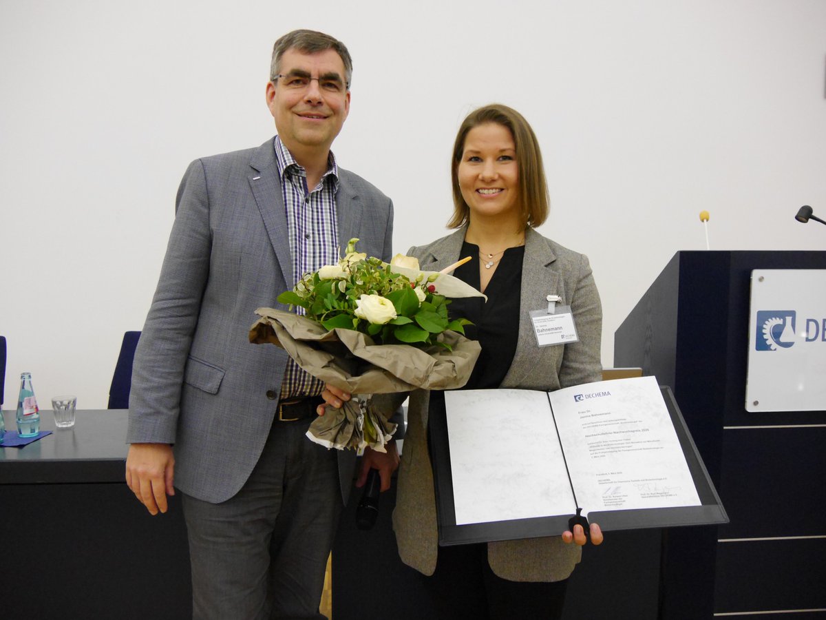 Herzlichen Glückwunsch an Janina Bahnemann: Sie hat den Hochschullehrer-Nachwuchspreis der DECHEMA gewonnen!

Ihr Vortrag "3D-Druck in der Biotechnologie: Vom Bioreaktor zur Mikrofluidik" hat sowohl das anwesende Publikum als auch die Fachjury überzeugt.

#frühjahrstagung