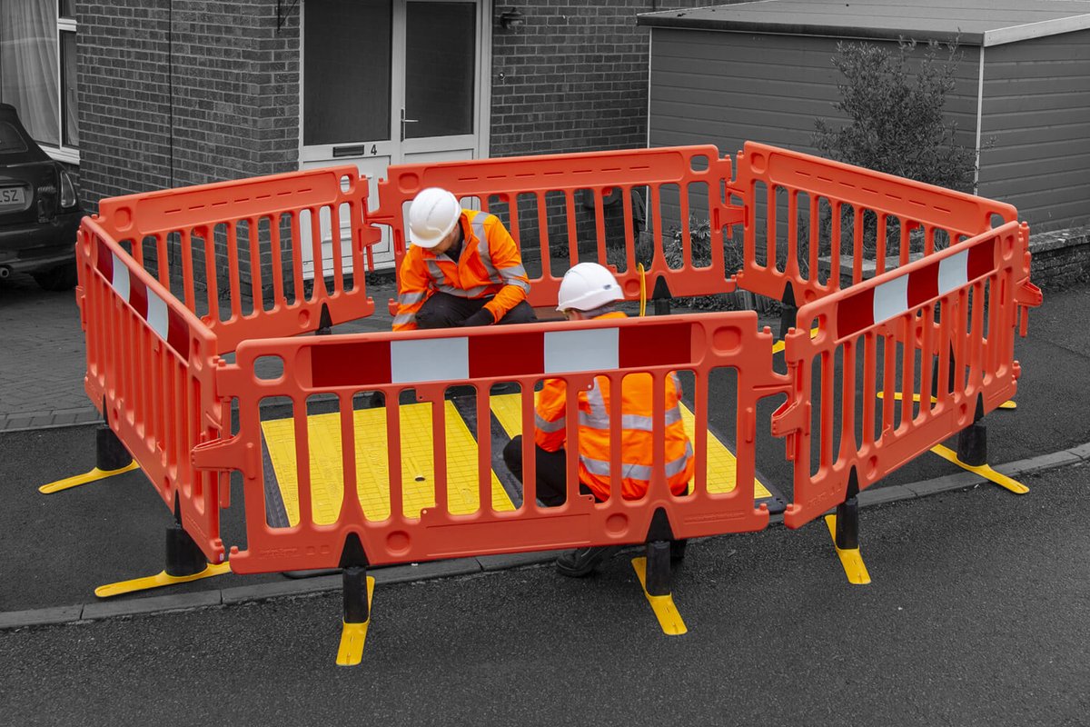 OxfordPlastics's tweet image. Dig trenches often? When you're covering trenches, safety is the number one priority. Our new #LowPro Infill removes trip hazards when placing two or more boards together! ow.ly/bNd750yjkZP