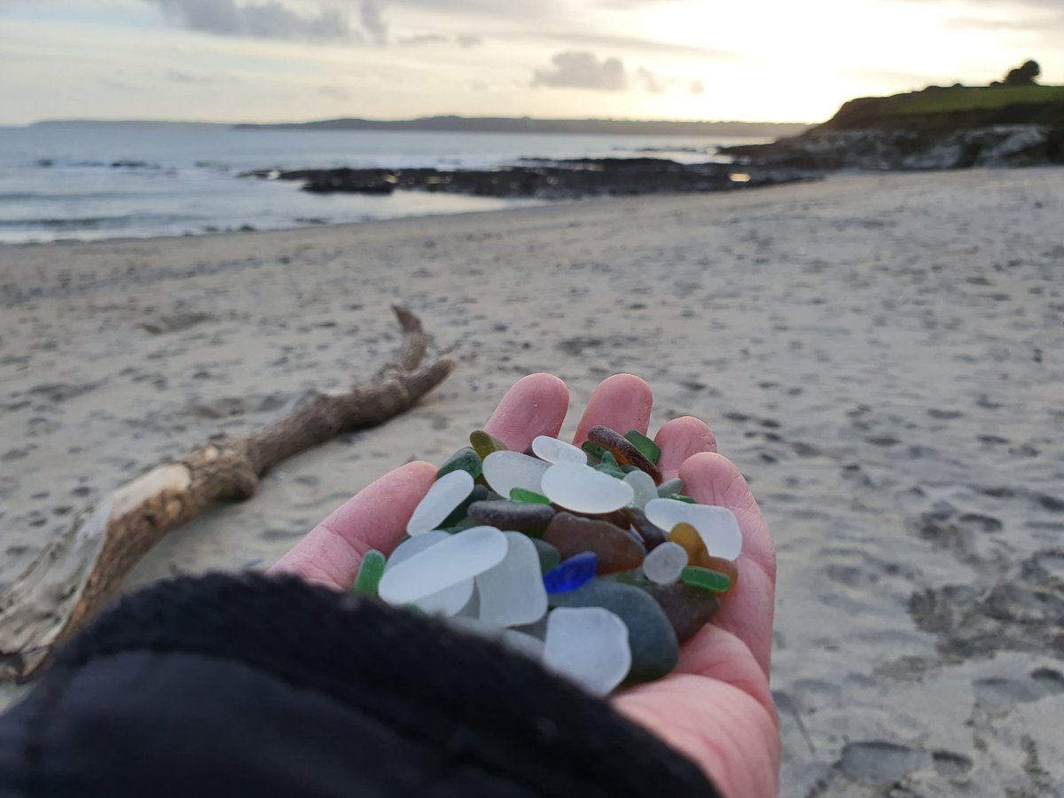 anellajewellery's tweet photo. Good morning #earlybiz I've made it just in time to show you my little collection of finds on my walk yesterday afternoon. What a beautiful day it was here in Cornwall ☀️ #Cornishbeaches #seaglass #Cornwall #whattomakenext https://t.co/wvOf2VviFz