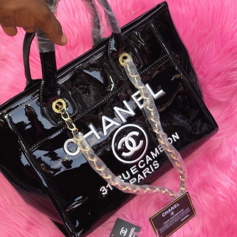 AffairsStore's tweet photo. Chanel Inspired Bag available for immediate pickup
.
Price: 7500
.
Order, pay and receive and thank me later.

For order and delivery holla us on 
0905 603 8977 or click on link on bio

 #legitvendorsng #fashionslayers #slayersonly #atarodoteam #jacbellmedia #nozztixi https://t.co/u7R77mh2bx