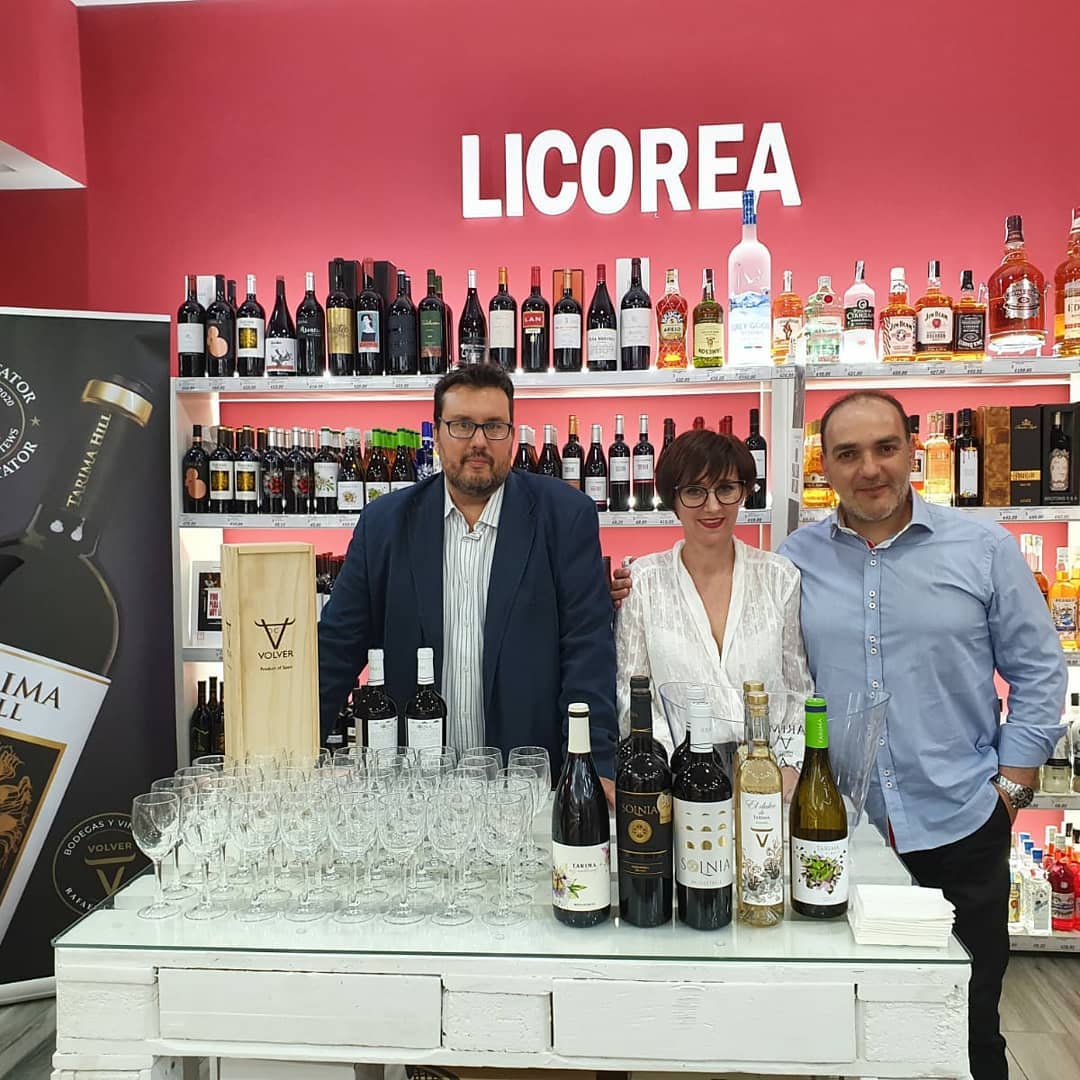 BodegasVolver's tweet photo. Magnifica cata con nuestros amigos de @Licorea_com y nuestro distribuidor @disvalero
@Vinos_ALICANTE #BodegasVolver #RafaelCañizares #Tarima #Volver #QuintaDel67 #PasoApaso #DulceDeTarima https://t.co/2HmaSVGC1h