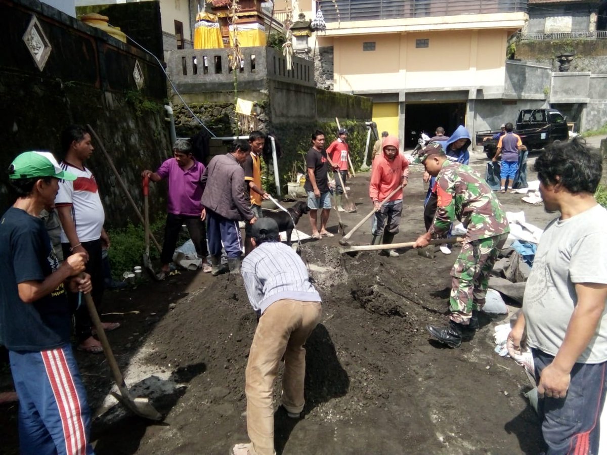 1626Kodim's tweet photo. Babinsa Batur Utara Koramil 1626-04/Kintamani motivasi warga pembuatan tanggul penahan air hujan untuk mencegah jalan jebol. #babinsa #kintamani #bangli #Korem163Wirasatya #kodamixudayana #tniada #TNIPeduli https://t.co/f21aKf1JNR