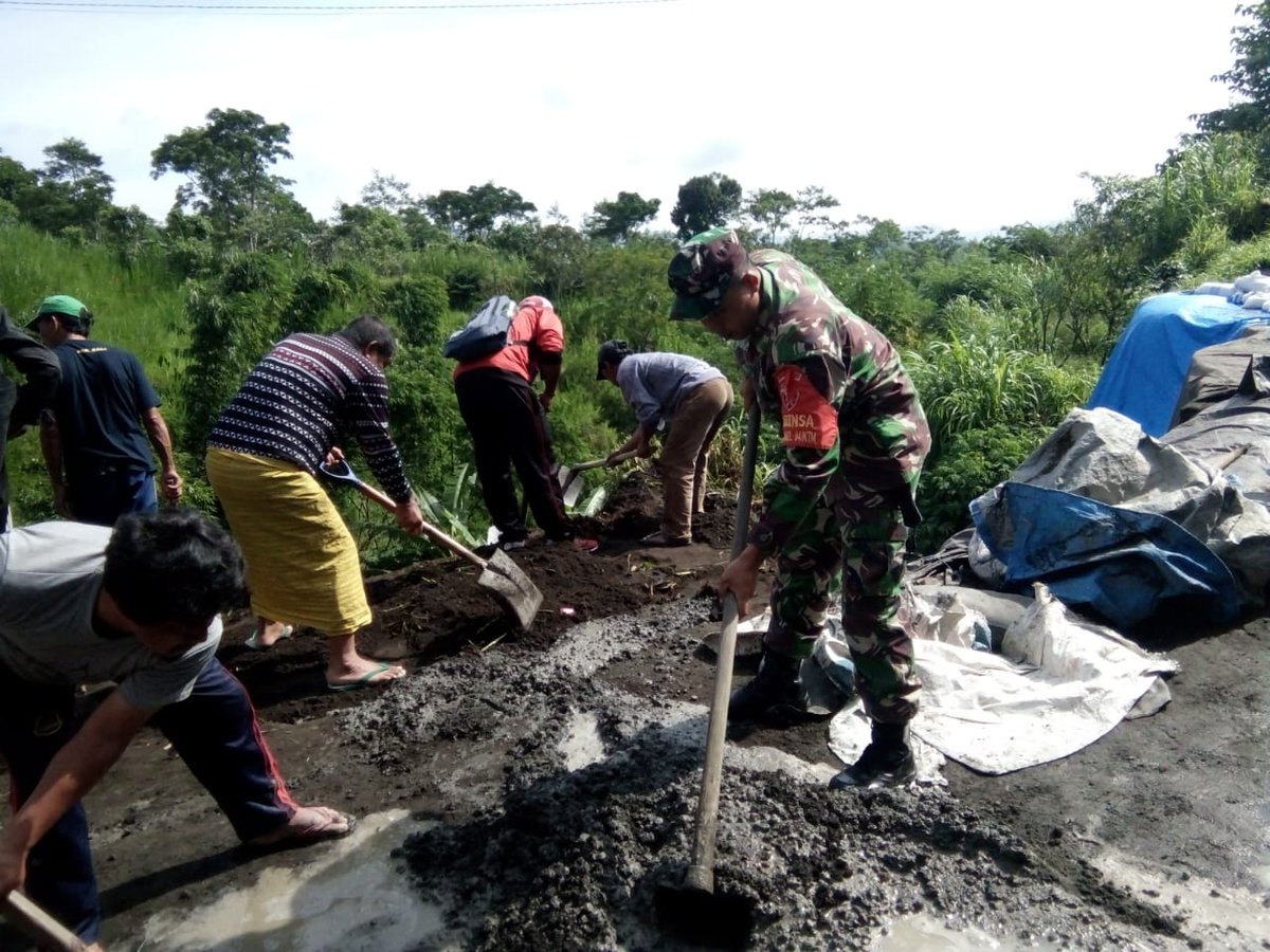 1626Kodim's tweet photo. Babinsa Batur Utara Koramil 1626-04/Kintamani motivasi warga pembuatan tanggul penahan air hujan untuk mencegah jalan jebol. #babinsa #kintamani #bangli #Korem163Wirasatya #kodamixudayana #tniada #TNIPeduli https://t.co/f21aKf1JNR