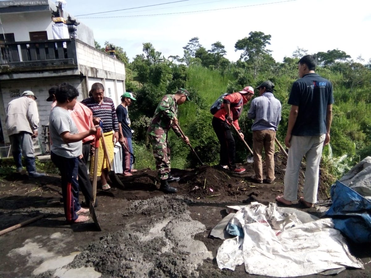 1626Kodim's tweet photo. Babinsa Batur Utara Koramil 1626-04/Kintamani motivasi warga pembuatan tanggul penahan air hujan untuk mencegah jalan jebol. #babinsa #kintamani #bangli #Korem163Wirasatya #kodamixudayana #tniada #TNIPeduli https://t.co/f21aKf1JNR