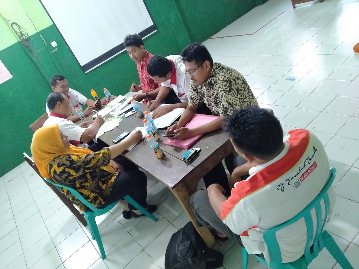 Smkijepara's tweet photo. Rapat koordinasi kejuruan OTO dan TKRO SMK ISLAM JEPARA https://t.co/LKE4zJ0FSK
