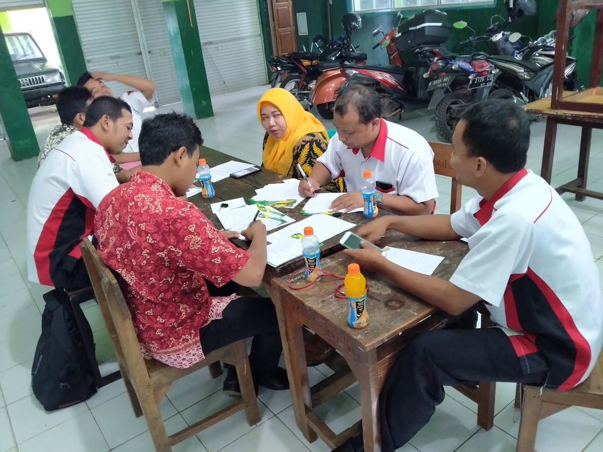 Smkijepara's tweet photo. Rapat koordinasi kejuruan OTO dan TKRO SMK ISLAM JEPARA https://t.co/LKE4zJ0FSK