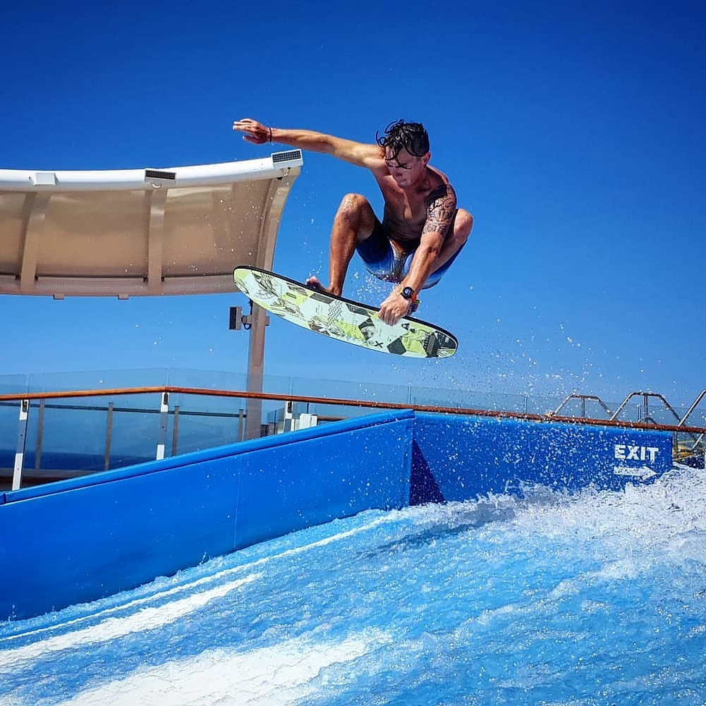 FlowRiderInc's tweet image. Double tap if you'd rather be doing this. @RoyalCaribbea @FlowRiderinc. Sport staff 📸@pavlo_ft jumping into the new work week. 🏖🏄🏽‍♂️🌊
• • • • • • 
#aciddrop #flow #flowrider #waverunner #standup #surf #surfsimulator #sportsstaff #marineroftheseas #royalcaribbean #splash