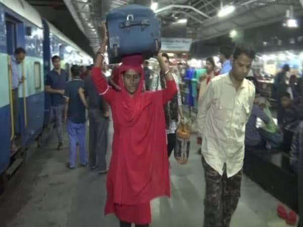 RailMinIndia's tweet photo. Working for Indian Railways, these lady coolies have proved that they are second to none !!

We salute them !! https://t.co/UDoGATVwUZ