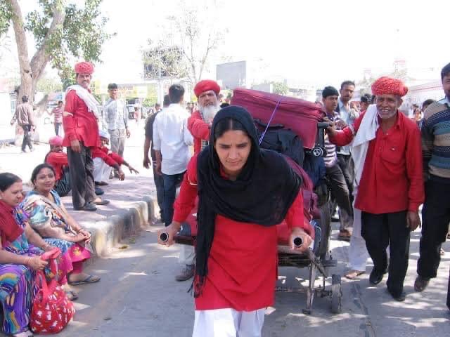 RailMinIndia's tweet photo. Working for Indian Railways, these lady coolies have proved that they are second to none !!

We salute them !! https://t.co/UDoGATVwUZ