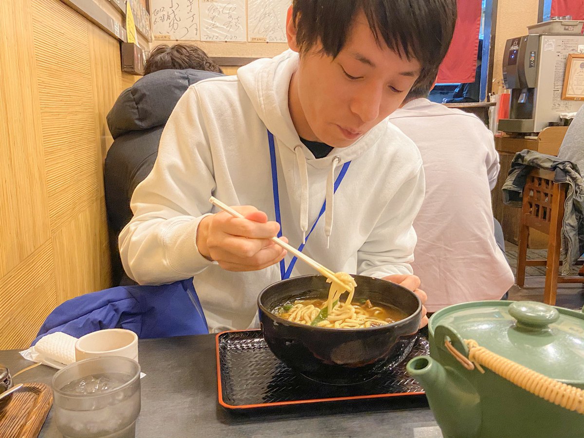 Rist201681's tweet photo. 今日は #kagglemaster の三舩さん、蛸井さんの2人とテーブルを囲んでうどん✨
三舩さんは真っ白なパーカーですじカレーうどんチャレンジ。
テクニックでカバーするそうです🤣 https://t.co/CK5qDA0T5c