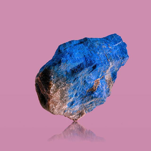 mykuofficial's tweet photo. Sneak peek at one of our Lapis Lazuli specimen. We personally ensure the quality of our stones before slicing them in our secret workshop in Germany. Next post > slicing of the stone. 
#lapislazuli #oneofakind #substanceoftime https://t.co/en6GCO5FJm https://t.co/yqddsObA70