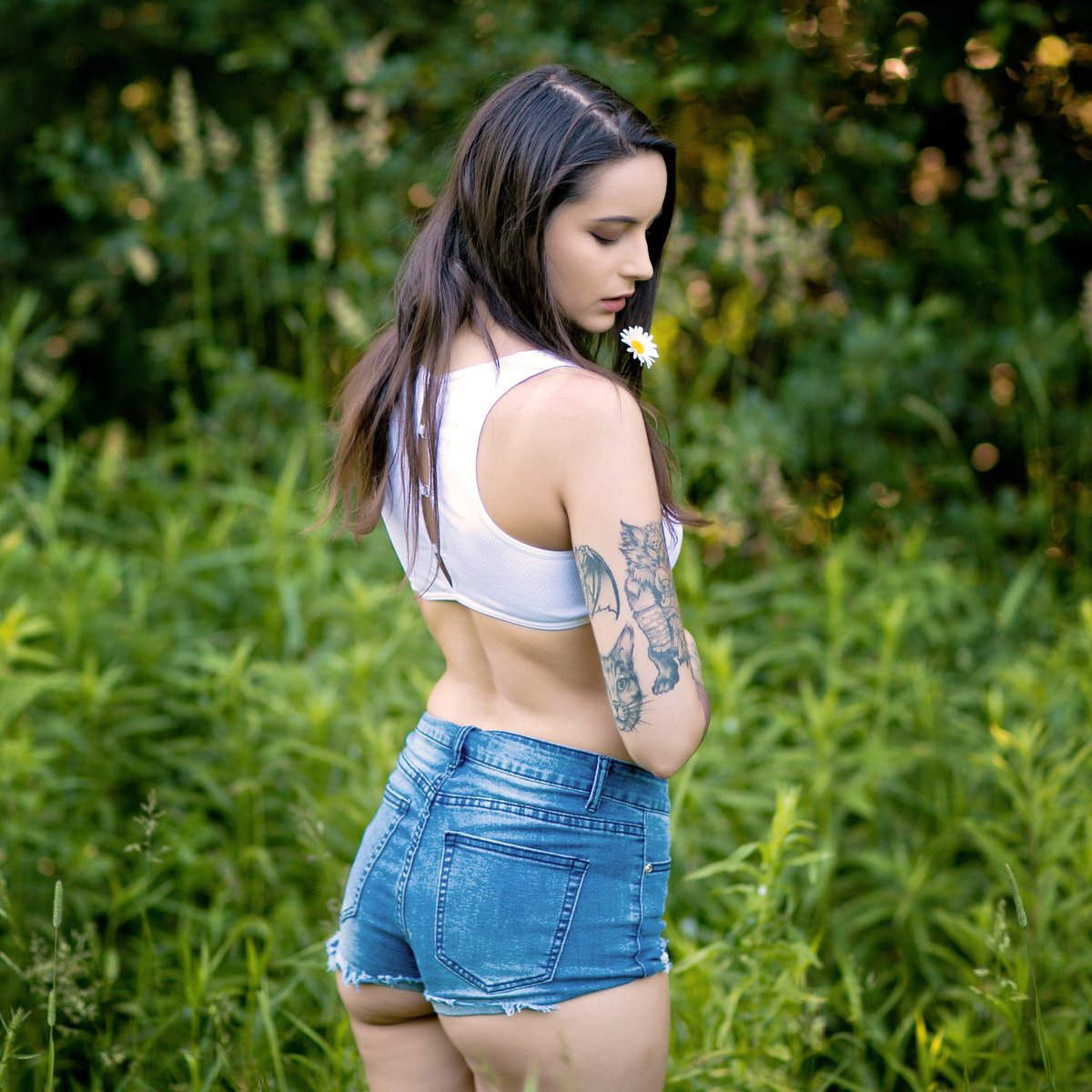Rylee_Wolf's tweet photo. Let us live like flowers. Wild, beautiful, and drenched in sun🌼

#fashion #flowers #photoshoot #model https://t.co/vRDk83rpcF