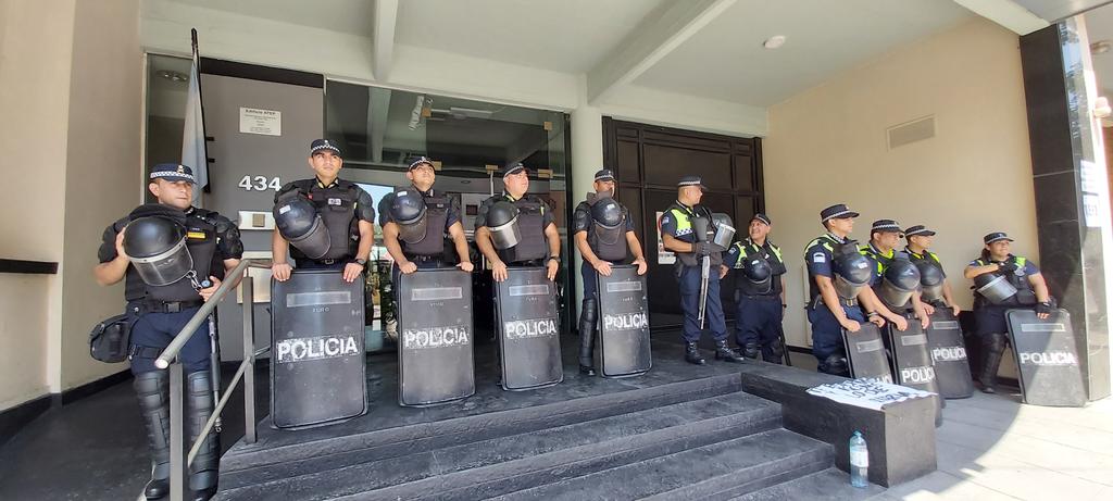 JoseInesta's tweet photo. Algo debe estar fallando en el gremio docente de ATEP. Muchos maestros y maestras hoy fueron recibidos así en la puerta de la sede ubicada en el centro de Tucumán https://t.co/Rtx5beXPrW