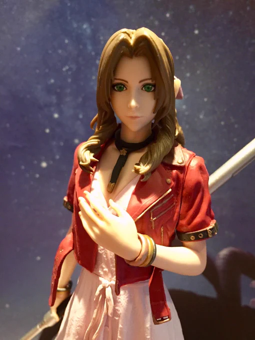 ff7のくじを引いてきました。5枚でエアリスフィギュア2体、クラウドのロックグラス、エアティタオル、ティファのミニフィギュアでした✨?エアリス顔かわいいよ?服のレースやベルトの細かい部分まで綺麗に作ってあってとってもうれしいです?✨✨ 