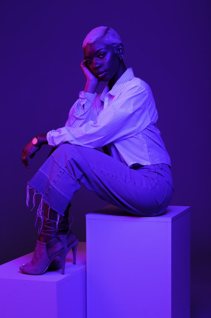 Fitin4whaaat's tweet image. Pretty women wonder where my secret lies ‘ 
.
.
#bayareamodels #model #aspiringmodel #blackgirlsrock #melaninqueen #explorepage #targetshirt #oldnavypants #themodelexperience #riosummers #neonlights #theblackbayarea #womenshistorymonth #mayaangelou #phenomenalwoman RT