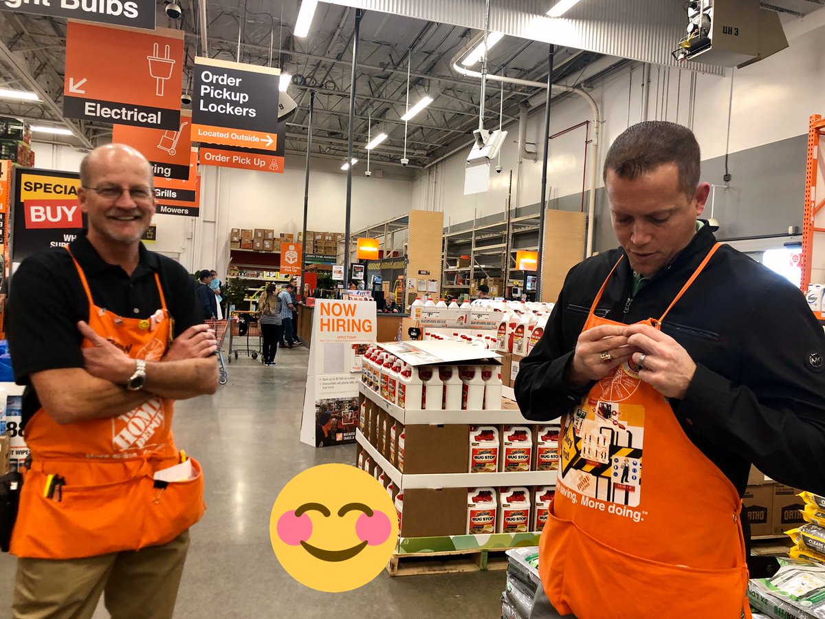 brendiuxmtez's tweet photo. Our boss @BFlaar driving The Homer Fund this morning and our DM @SteveWoodsHD setting the example!!👏🏻👏🏻 #HomerFund2020 #PacNorthPride @steveknott020 @KBHomeDepot @sreynosoHD @AdrianaGregus @YourSafetyIs1st @nate_engel83 @Dans_Depot @RichFlo98414888 @CheriseLuci https://t.co/IyOeY5EaZ9