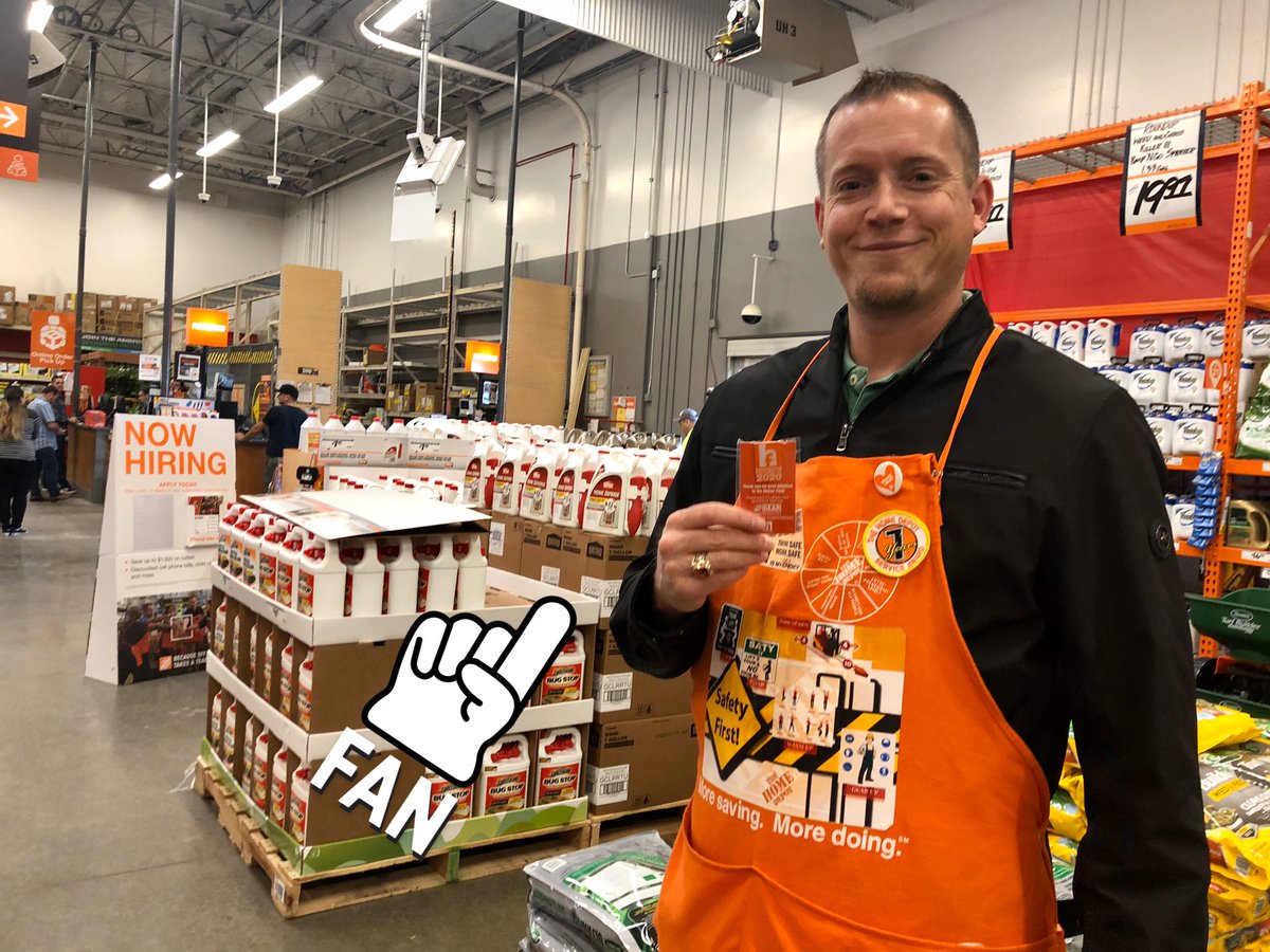 brendiuxmtez's tweet photo. Our boss @BFlaar driving The Homer Fund this morning and our DM @SteveWoodsHD setting the example!!👏🏻👏🏻 #HomerFund2020 #PacNorthPride @steveknott020 @KBHomeDepot @sreynosoHD @AdrianaGregus @YourSafetyIs1st @nate_engel83 @Dans_Depot @RichFlo98414888 @CheriseLuci https://t.co/IyOeY5EaZ9