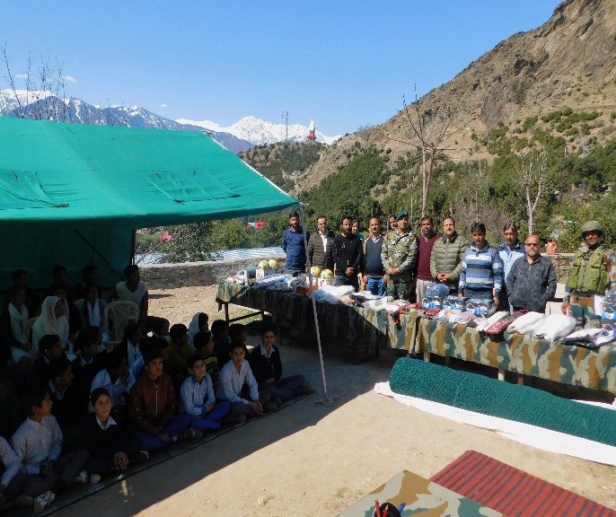 Whiteknight_IA's tweet photo. #WeCanWeCare #IndianArmy provisioned various sports equipment for children of Padhyarna & Malar regions of #KishtwarDistt aimed to nurture sporting talent of the region & also encourage children to participate & excel in spots fields. #ArmyForYouthDevelopment @adgpi @ncsad72 @ANI https://t.co/V3GVzbbrvV