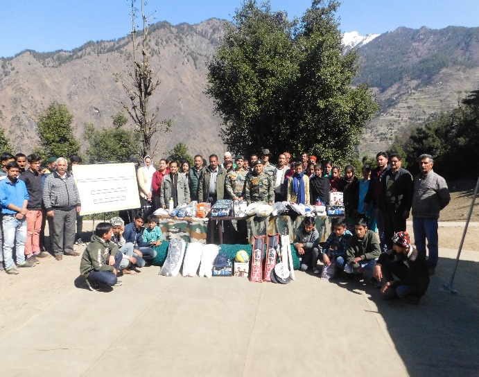 Whiteknight_IA's tweet photo. #WeCanWeCare #IndianArmy provisioned various sports equipment for children of Padhyarna & Malar regions of #KishtwarDistt aimed to nurture sporting talent of the region & also encourage children to participate & excel in spots fields. #ArmyForYouthDevelopment @adgpi @ncsad72 @ANI https://t.co/V3GVzbbrvV