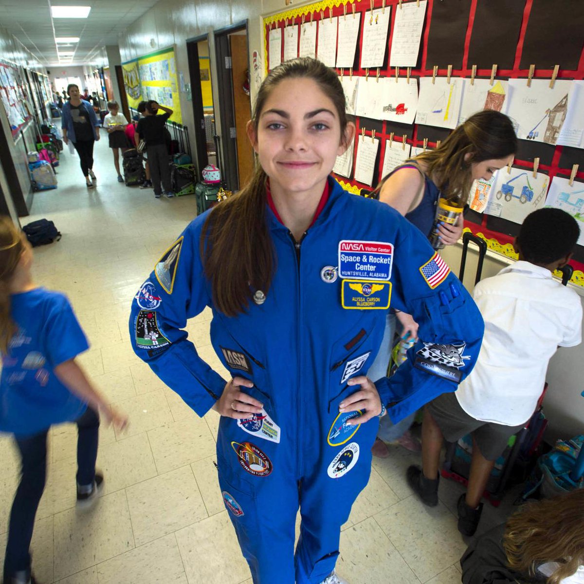 Девочки также подготовили. Алисса Карсон НАСА. Алиса Карсон Марс. Девушка NASA. Алисса Карсон готовится стать первым человеком на Марсе.