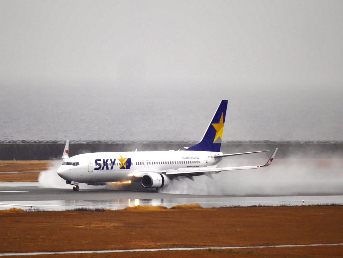 yossyB6's tweet photo. 雨の中、豪快に降りてきたSKYさん。カッコいい〜
.
#skymark
#ja73np
#kobeairport https://t.co/Z0MGN5Ry5y