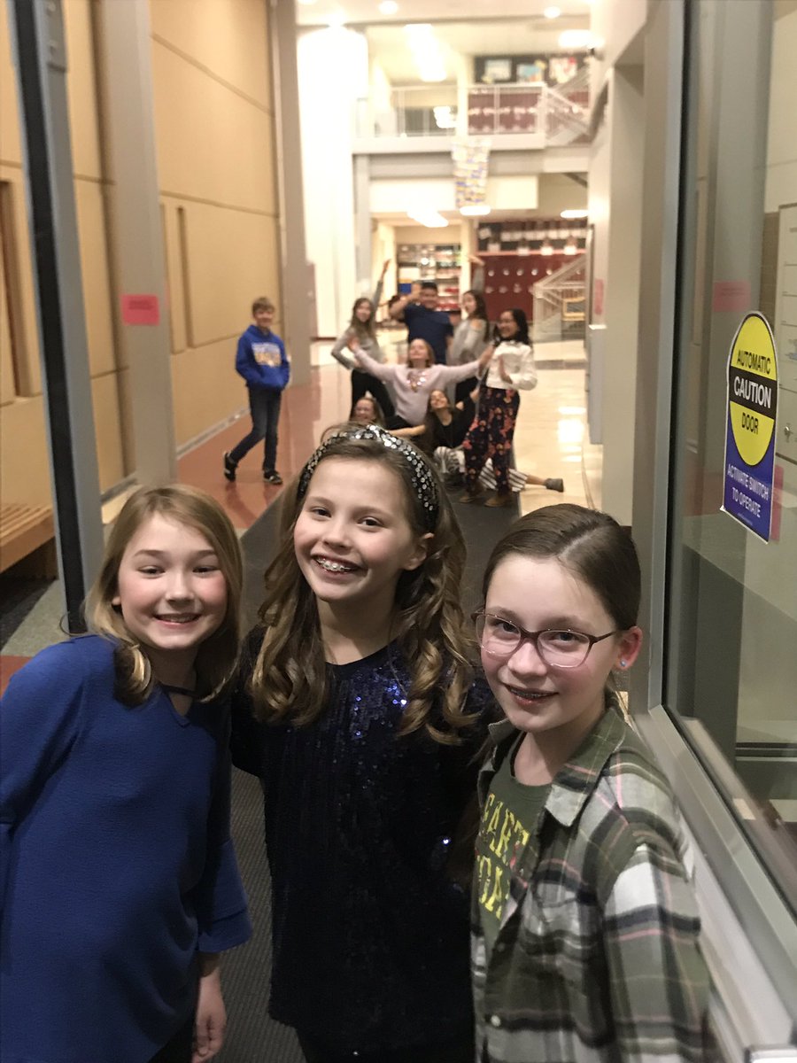 iaras___'s tweet image. Students from project change stepped up and helped during our kindergarten parent night. Love seeing student leadership ☺️ @duallanguaged73 @District_73 #projectchange #studentleadership #soproud