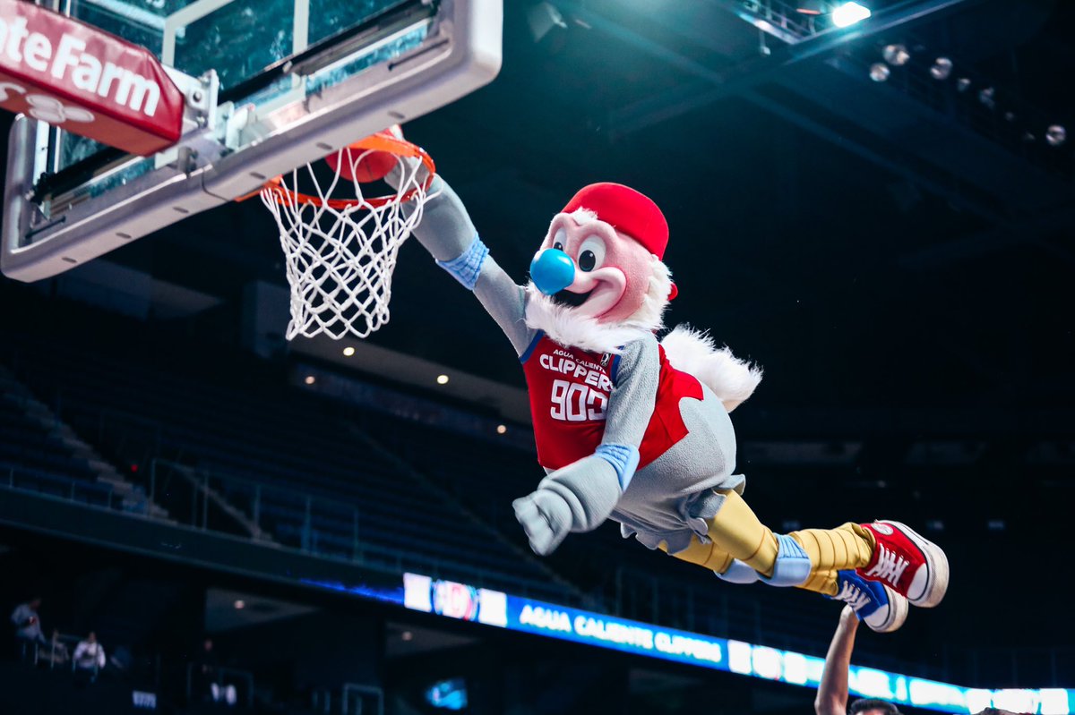 OntClippers's tweet photo. Watch your head, @kcthecondor is ready for takeoff! 🚀😤😱 #SlamSquad #WeAreIE #ACClippers https://t.co/8TZlvGQYaN