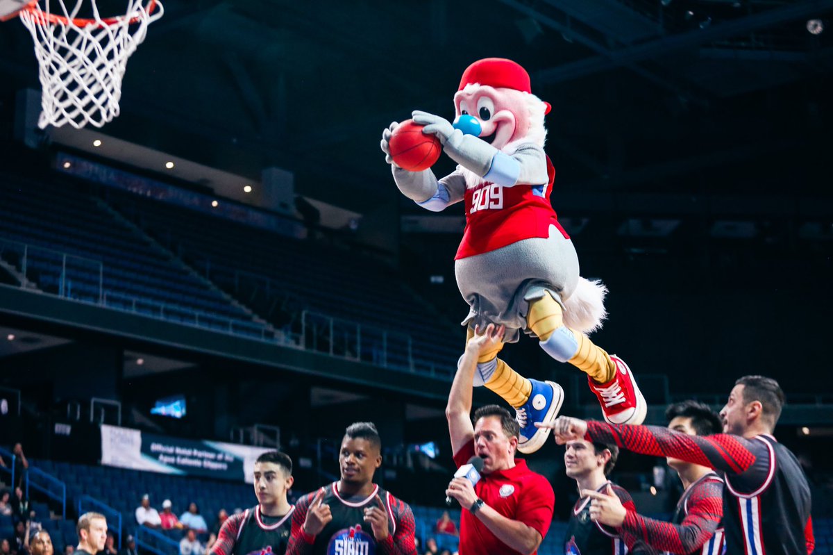 OntClippers's tweet photo. Watch your head, @kcthecondor is ready for takeoff! 🚀😤😱 #SlamSquad #WeAreIE #ACClippers https://t.co/8TZlvGQYaN