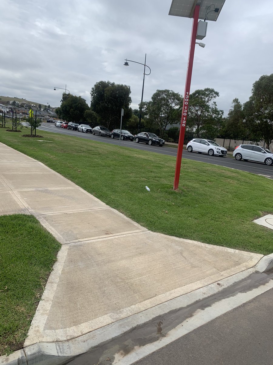 jakcrook8's tweet photo. Parents lined up out the front of Kolbe Catholic College for school pickup... No wonder obesity is rife and global warming is at its worst; school kids and their parents. #catchabus https://t.co/ZGSzkgtckM