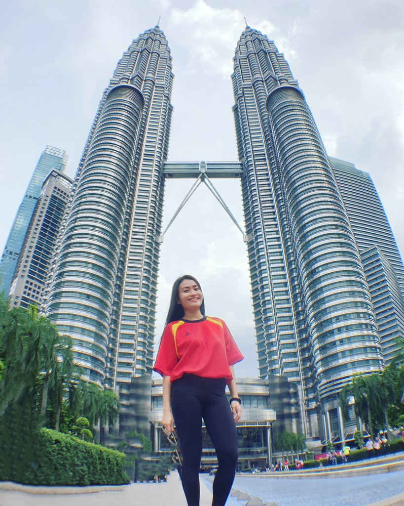 MichEstialbo_UN's tweet photo. And where she stood, she always stood tall.

#aimHigh #petronastwintower https://t.co/elFGNUuvnU