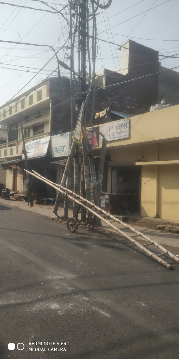 iamcoolsurya's tweet photo. @cemvvnllko @1912mvvnl what a maintenance work good very good 😠 no electricity From 00:25 to till now @edpmcuppcl  nobody here see in this photo My Account Number is 6854811111. https://t.co/pYUFKCTO9d