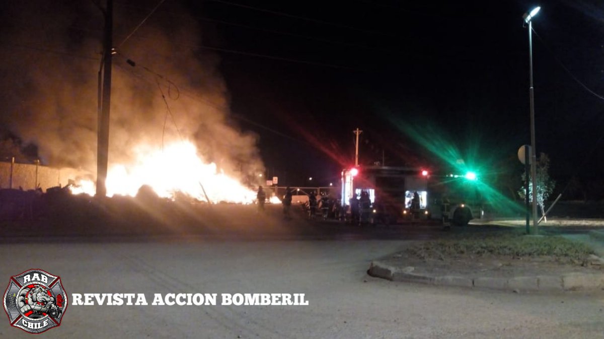 RABCHILE's tweet photo. 🚨BOMBEROS PUENTE ALTO🚨
Ahora #RAB3 se encuentra en 1O-2 (llamado de pastizales y/o basura) en Ejercito Libertador con Canal Troncal San Francisco.
Unidades: B2 B9
#RAB
#REVISTAACCIONBOMBERIL
#BOMBEROSDECHILE https://t.co/7VkrkwdgTv