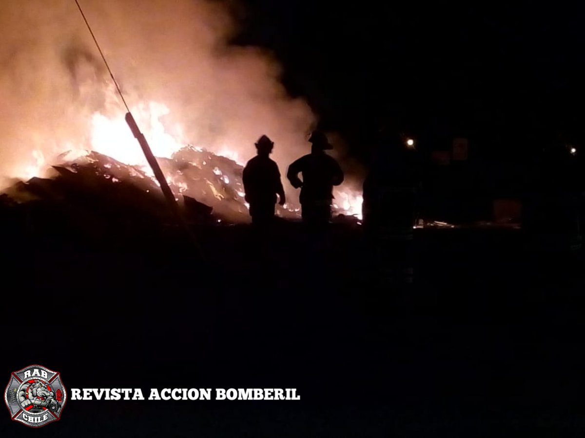 RABCHILE's tweet photo. 🚨BOMBEROS PUENTE ALTO🚨
Ahora #RAB3 se encuentra en 1O-2 (llamado de pastizales y/o basura) en Ejercito Libertador con Canal Troncal San Francisco.
Unidades: B2 B9
#RAB
#REVISTAACCIONBOMBERIL
#BOMBEROSDECHILE https://t.co/7VkrkwdgTv