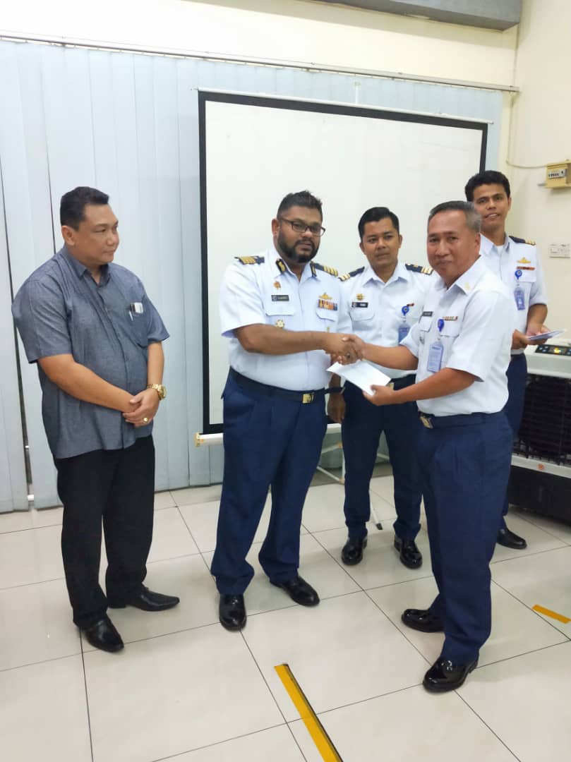 ZBintulu's tweet photo. 4 Mac 2020
Perhimpunan Bulanan ZM Bintulu Bil. 1/2020
Event 2 : Sumbangan Kepada Pegawai, Pegawai Lain-Lain Pangkat Yang Akan Berpindah Keluar, Menerima Kelahiran Cahaya Mata, Mendirikan Rumah Tangga Dan Ditimpa Musibah.
@PMN_Sarawak 
@KPMaritimMsia 
@MYCoastGuard 
@KDNPUTRAJAYA https://t.co/pN4DbMIlo7