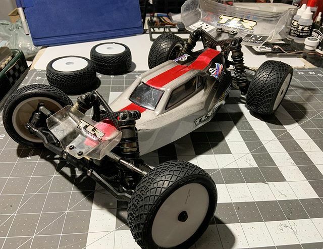 Netcruzer's tweet photo. Race ready with new shoes! TLR 22 5.0 DC Elite with new @jconcepts Ellipse Gold compound directional clay tires. 
#netcruzer #netcruzerc #drivetlr #tlr22 #22empire #jconcepts #ellipse #tracktires #newtires #rcracing #rccar #radiocontrol https://t.co/D8bChCINLQ https://t.co/pjxYi4wd5v