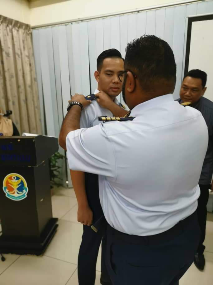 ZBintulu's tweet photo. 4 Mac 2020
Perhimpunan Bulanan ZM Bintulu Bil. 1/2020
Event 1: Majlis Pemakaian Pangkat Kepada Pegawai Dan Pegawai Lain-Lain Pangkat Zon Maritim Bintulu.
Tahniah Dan Syabas Diucapkan.
@PMN_Sarawak 
@KPMaritimMsia 
@MYCoastGuard 
@KDNPUTRAJAYA https://t.co/MhZaq3XAVJ