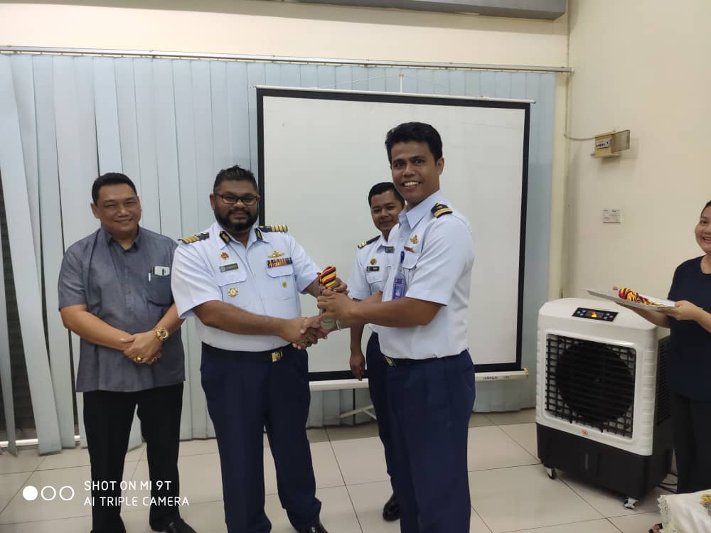 ZBintulu's tweet photo. 4 Mac 2020
Perhimpunan Bulanan ZM Bintulu Bil. 1/2020
Event 4 : Penyampaian Hadiah Karnival Sukan Antara Unit ZM Bintulu Tahun 2020. Juara Keseluruhan : KM Setia. Tahniah dan Syabas di ucapkan.
@PMN_Sarawak 
@KPMaritimMsia 
@MYCoastGuard 
@KDNPUTRAJAYA https://t.co/34YZa9SXRi