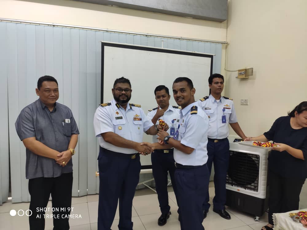 ZBintulu's tweet photo. 4 Mac 2020
Perhimpunan Bulanan ZM Bintulu Bil. 1/2020
Event 4 : Penyampaian Hadiah Karnival Sukan Antara Unit ZM Bintulu Tahun 2020. Juara Keseluruhan : KM Setia. Tahniah dan Syabas di ucapkan.
@PMN_Sarawak 
@KPMaritimMsia 
@MYCoastGuard 
@KDNPUTRAJAYA https://t.co/34YZa9SXRi