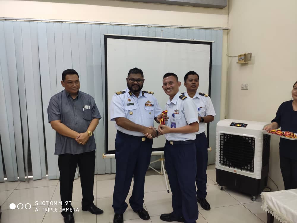ZBintulu's tweet photo. 4 Mac 2020
Perhimpunan Bulanan ZM Bintulu Bil. 1/2020
Event 4 : Penyampaian Hadiah Karnival Sukan Antara Unit ZM Bintulu Tahun 2020. Juara Keseluruhan : KM Setia. Tahniah dan Syabas di ucapkan.
@PMN_Sarawak 
@KPMaritimMsia 
@MYCoastGuard 
@KDNPUTRAJAYA https://t.co/34YZa9SXRi