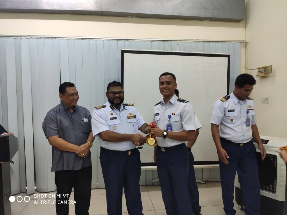 ZBintulu's tweet photo. 4 Mac 2020
Perhimpunan Bulanan ZM Bintulu Bil. 1/2020
Event 4 : Penyampaian Hadiah Karnival Sukan Antara Unit ZM Bintulu Tahun 2020. Juara Keseluruhan : KM Setia. Tahniah dan Syabas di ucapkan.
@PMN_Sarawak 
@KPMaritimMsia 
@MYCoastGuard 
@KDNPUTRAJAYA https://t.co/34YZa9SXRi