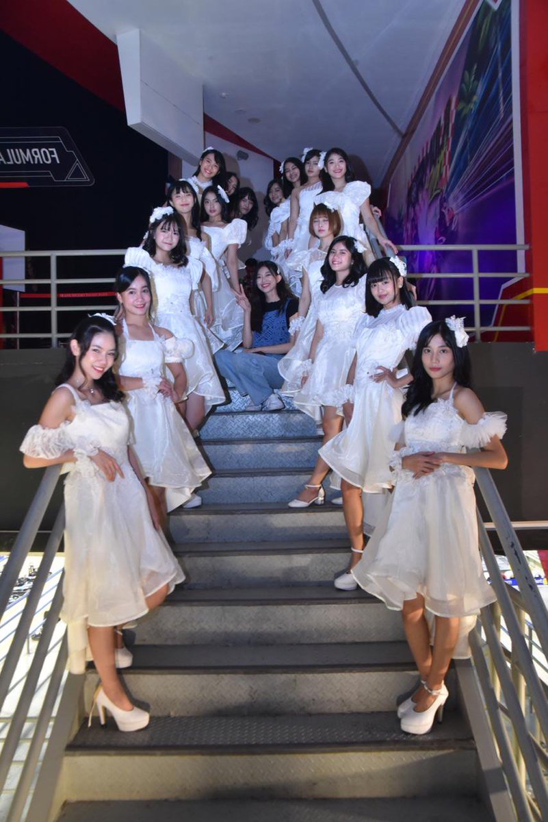 desygenoveva_'s tweet photo. Akhirnya bisa photo dengan idola saya, JKT48. https://t.co/sYx5frhUp2