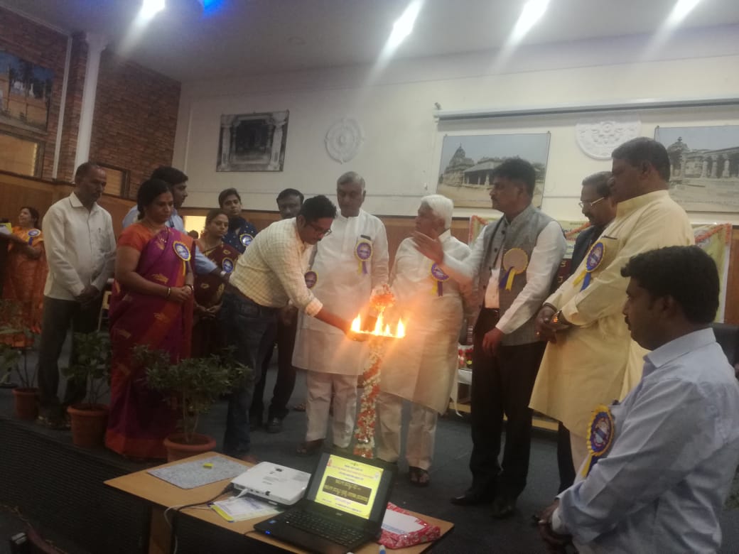 LO_Gadag's tweet photo. ಗದಗ ಜಿಲ್ಲಾಡಳಿತ ಮತ್ತು ಗದಗ ಜಿಲ್ಲಾ ಕಾರ್ಮಿಕ ಇಲಾಖೆಯ ವತಿಯಿಂದ ಮಾರ್ಚ 1 ರಂದು ಏರ್ಪಡಿಸಿದ ಕಾರ್ಯಕ್ರಮದಲ್ಲಿ ಅಸಂಘಟಿತ ಕಾರ್ಮಿಕರಿಗೆ " ಶ್ರಮ ಸನ್ಮಾನ" ಪ್ರಶಸ್ತಿ ಪುರಸ್ಕಾರ ಮತ್ತು ಧನ ಸಹಾಯ ವಿತರಣೆ ಮಾಡಲಾಯಿತು. ಕಾರ್ಯಕ್ರಮದಲ್ಲಿ ಜಿಲ್ಲಾಧಿಕಾರಿಗಳಾದ ಶ್ರೀ ಎಮ್.ಜಿ.ಹಿರೇಮಠ. ಹಾಗೂ ಅಪಾರ ಜಿಲ್ಲಾಧಿಕಾರಿಗಳು , ಭಾಗಿಯಾದರು https://t.co/NHLFrMh3XH