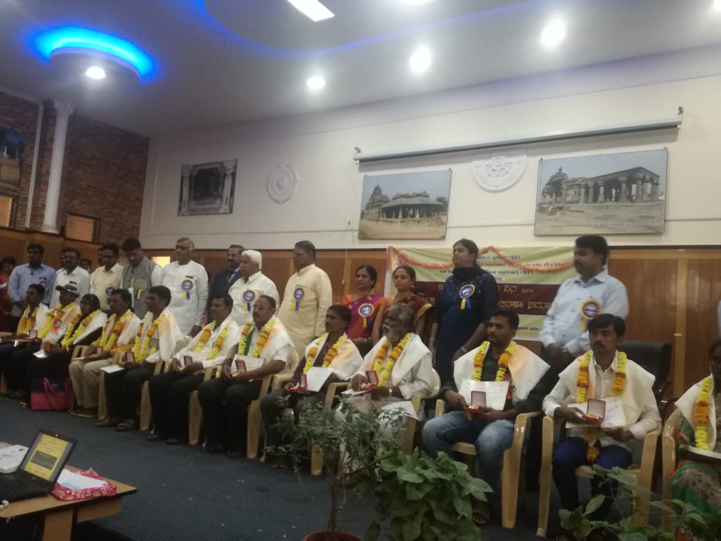 LO_Gadag's tweet photo. ಗದಗ ಜಿಲ್ಲಾಡಳಿತ ಮತ್ತು ಗದಗ ಜಿಲ್ಲಾ ಕಾರ್ಮಿಕ ಇಲಾಖೆಯ ವತಿಯಿಂದ ಮಾರ್ಚ 1 ರಂದು ಏರ್ಪಡಿಸಿದ ಕಾರ್ಯಕ್ರಮದಲ್ಲಿ ಅಸಂಘಟಿತ ಕಾರ್ಮಿಕರಿಗೆ " ಶ್ರಮ ಸನ್ಮಾನ" ಪ್ರಶಸ್ತಿ ಪುರಸ್ಕಾರ ಮತ್ತು ಧನ ಸಹಾಯ ವಿತರಣೆ ಮಾಡಲಾಯಿತು. ಕಾರ್ಯಕ್ರಮದಲ್ಲಿ ಜಿಲ್ಲಾಧಿಕಾರಿಗಳಾದ ಶ್ರೀ ಎಮ್.ಜಿ.ಹಿರೇಮಠ. ಹಾಗೂ ಅಪಾರ ಜಿಲ್ಲಾಧಿಕಾರಿಗಳು , ಭಾಗಿಯಾದರು https://t.co/NHLFrMh3XH