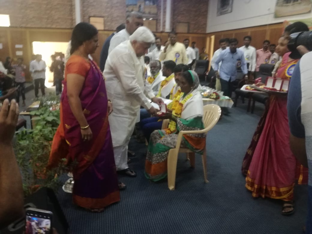 LO_Gadag's tweet photo. ಗದಗ ಜಿಲ್ಲಾಡಳಿತ ಮತ್ತು ಗದಗ ಜಿಲ್ಲಾ ಕಾರ್ಮಿಕ ಇಲಾಖೆಯ ವತಿಯಿಂದ ಮಾರ್ಚ 1 ರಂದು ಏರ್ಪಡಿಸಿದ ಕಾರ್ಯಕ್ರಮದಲ್ಲಿ ಅಸಂಘಟಿತ ಕಾರ್ಮಿಕರಿಗೆ " ಶ್ರಮ ಸನ್ಮಾನ" ಪ್ರಶಸ್ತಿ ಪುರಸ್ಕಾರ ಮತ್ತು ಧನ ಸಹಾಯ ವಿತರಣೆ ಮಾಡಲಾಯಿತು. ಕಾರ್ಯಕ್ರಮದಲ್ಲಿ ಜಿಲ್ಲಾಧಿಕಾರಿಗಳಾದ ಶ್ರೀ ಎಮ್.ಜಿ.ಹಿರೇಮಠ. ಹಾಗೂ ಅಪಾರ ಜಿಲ್ಲಾಧಿಕಾರಿಗಳು , ಭಾಗಿಯಾದರು https://t.co/NHLFrMh3XH