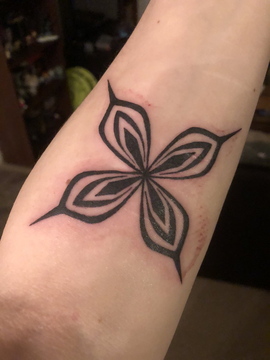 Joschwabost's tweet photo. First tattoo for me had to be from #Bleach. Soi Fon Homonka. #squad2 #SoiFon @KarenStrassman https://t.co/Smx5ftgYAg
