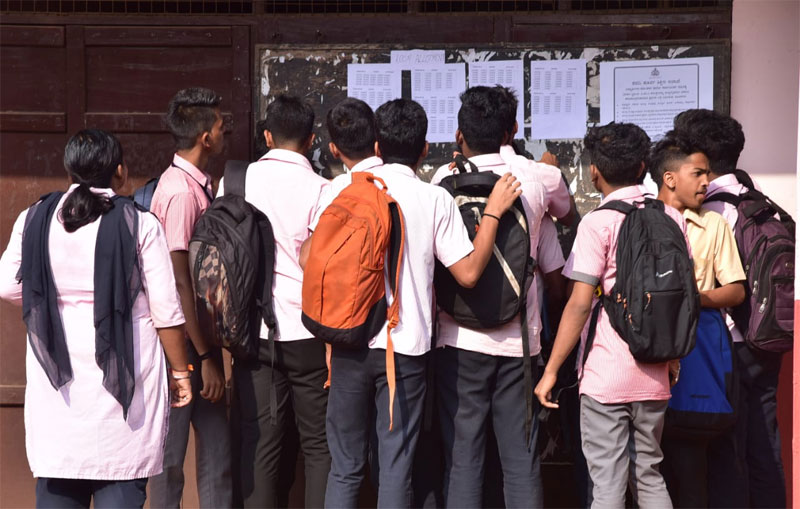 prajavani's tweet image. ರಾಜ್ಯದಾದ್ಯಂತ ದ್ವಿತೀಯ ಪಿಯು ಪರೀಕ್ಷೆ ಬುಧವಾರದಿಂದ ಇದೇ 23ರವರೆಗೆ ರಾಜ್ಯದ 1,016 ಕೇಂದ್ರಗಳಲ್ಲಿ ನಡೆಯಲಿದ್ದು, ಮಂಗಳೂರಿನ ರಥ ಬೀದಿಯಲ್ಲಿರುವ ಹೆಮ್ಮಕ್ಕಳ ಪ್ರೌಢಶಾಲೆಯಲ್ಲಿ ವಿಧ್ಯಾರ್ಥಿನಿಯರು ಪರೀಕ್ಷಾ ಪೂರ್ವಭಾವಿಯಾಗಿ ಓದಿನಲ್ಲಿ ನಿರತರಾಗಿದ್ದರು. –ಪ್ರಜಾವಾಣಿ ಚಿತ್ರಗಳು/ ಗೋವಿಂದ ಜವಳಿ
#PUExam #Education #EducationDepartment