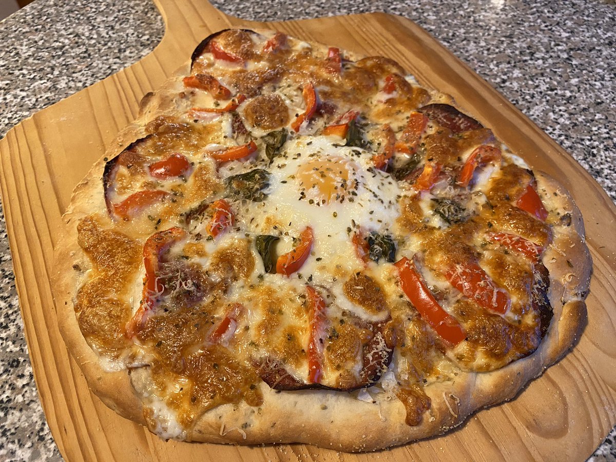 judebakes's tweet image. comfort food tonight mmmmmmmm  #gcbs #cbcbakingshow #pizzarules