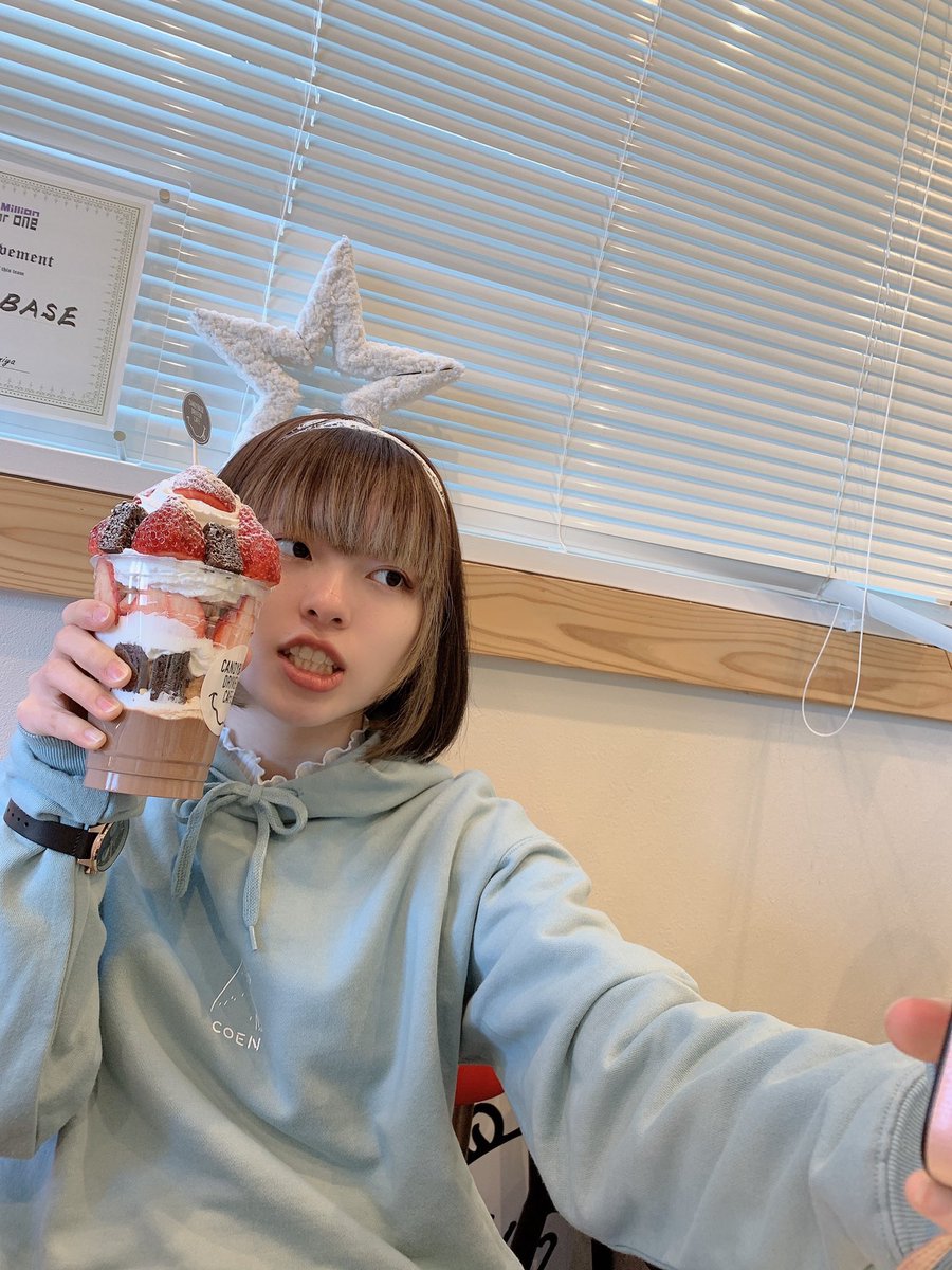 あみゅんとじっく Ar Twitter 自撮りする人を撮る人の図 自撮り風景を撮られるのは なかなかの羞恥プレイ過ぎる 自撮り 他 撮り スイーツ カフェ巡り