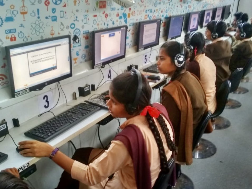 SRFFoundation's tweet photo. Bridging the gaps in the academic learning of our students from class 6th-11th through digitally enriched content by @extramarksNPO &amp; online videos utilising our @HPIndia #WorldonWheels Digital Mobile Lab in Bhiwadi, Rajasthan. 

#DigitalInclusion https://t.co/wUKG5g3eAc
